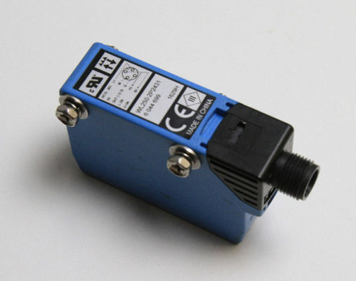 Compacte SICK W250-2P2431 foto-elektrische sensor met zichtbaar rood licht en onderdeel nr. 6044699